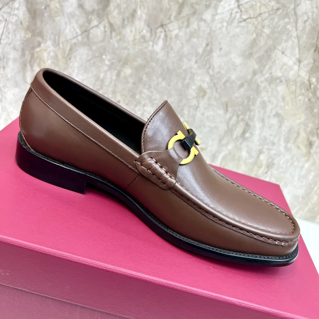 Original order quality P600 Brand: Ferragamo Standard size: Men's size 38/44 (45 can be customized) Grade: Same style as the official website High-quality men's shoes Material: Customized first-layer calfskin with water-dyed cowhide lining Cowhide tiptoe Original non-slip and wear-resistant rubber outsole Style category: Men's formal business leather shoes are young and fashionable European and American trends British style Casual matching Comfortable feet Color: Actual picture